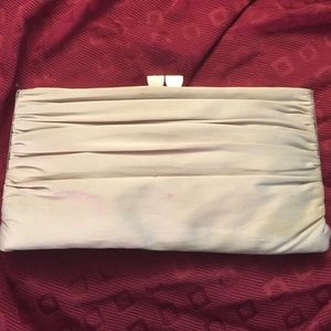 VINTAGE CREAM CLUTCH